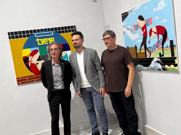 El diputado de Cultura visita la exposición junto a sus autores
