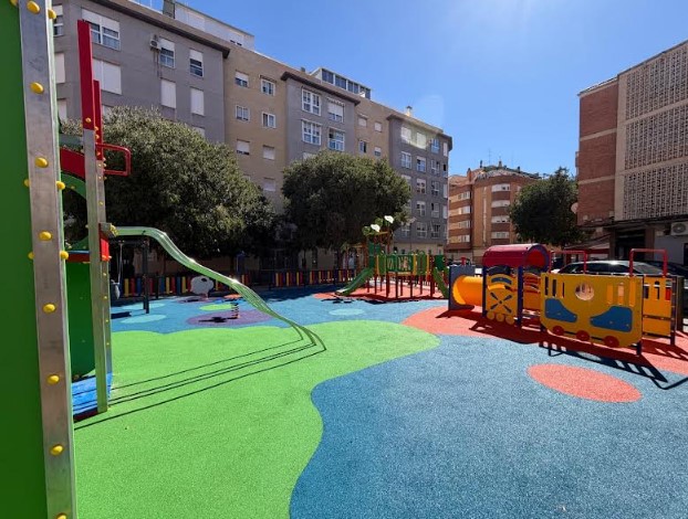 Nuevas instalaciones de juegos infantiles habilitadas en un parque de Albacete.