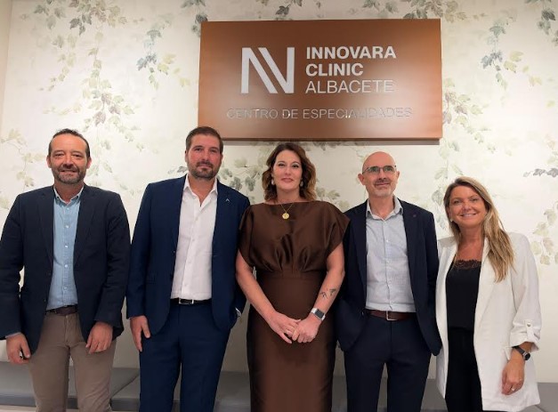 Lucrecia Rodríguez de Vera y Carlos Calero junto a Rosa López y el doctor Javier Montón en la inauguración de Innovara Clinic.
