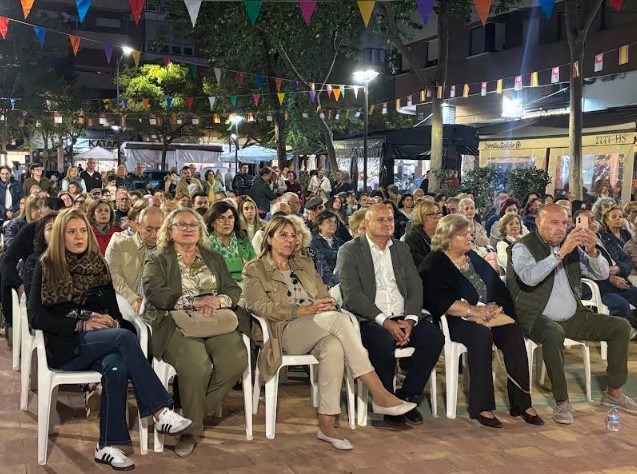 Llanos Navarro y Francisco Villaescusa junto al pregonero Pedro García y Manuel Poveda en las fiestas del barrio del Pilar.