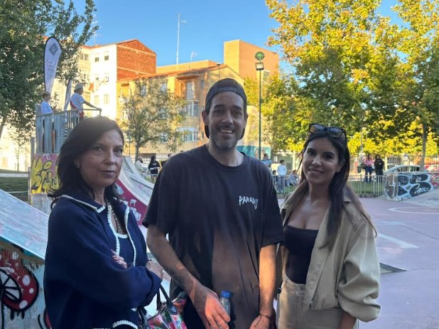 La concejala Gala de la Calzada durante las pruebas del VI Campeonato Nacional de Skate en el Parque Lineal de Albacete.