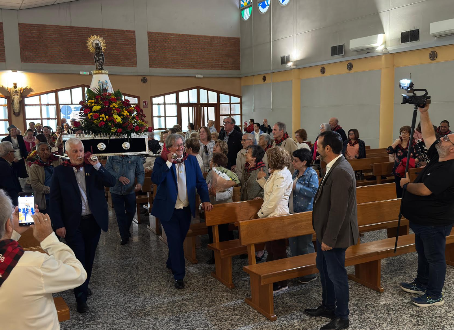 Carlos Calero junto a Jesús Lambea y miembros de la Casa de Aragón luciendo trajes regionales durante la ofrenda floral a la Virgen del Pilar.