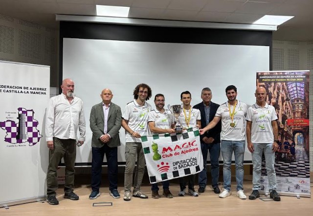 Francisco Villaescusa junto a Javier Ochoa entregando el trofeo de campeones al equipo Magic Extremadura en el Centro Ágora