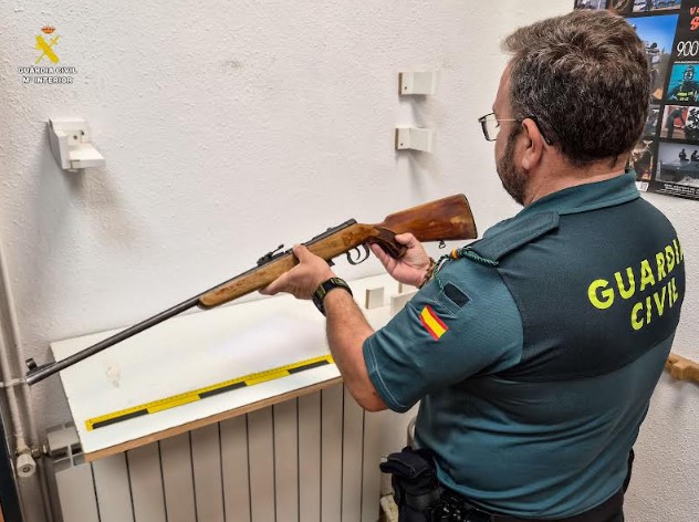 Agentes de la Guardia Civil junto al rifle del calibre 22 y la munición intervenidos en Albacete.