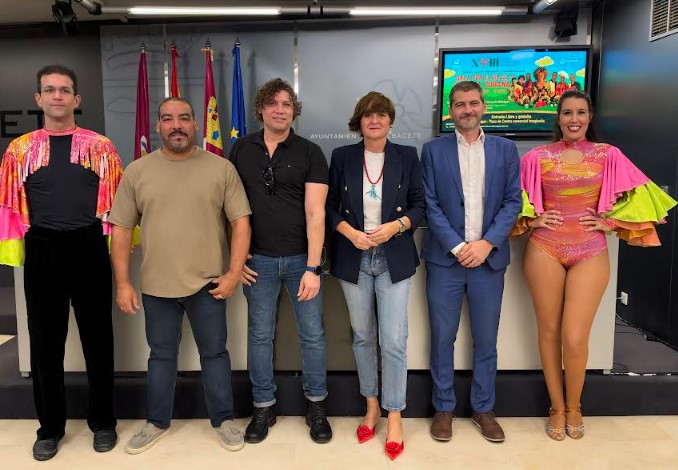 Elena Serrallé, Orlando González Madrigal y organizadores en la presentación de la XVIII Jornada por la Cultura Cubana.