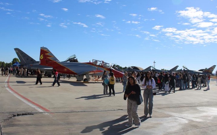 jóvenes en la Base Aérea.de los llanos de albacete