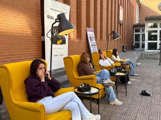 instalación 'Dial-A-Story' en el Campus de Albacete frente a la Biblioteca General.