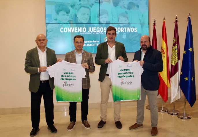 Manuel Serrano y Ramón Penadés durante la firma del convenio de patrocinio deportivo entre el IMD y Planea Energía