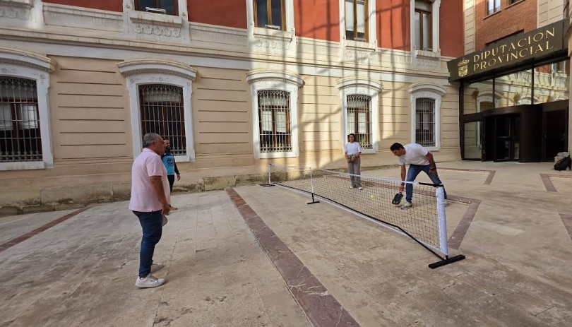 Foto jugando al Pickleball en la diputacion de albacete