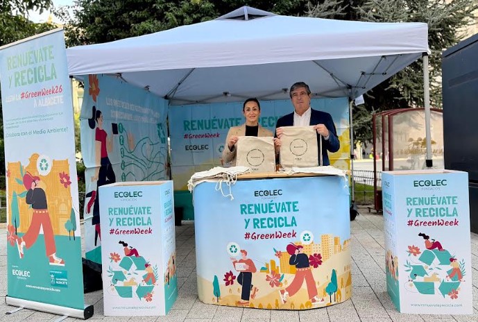 Foto. Punto informativo Fundación Ecolec en la plaza del altozano