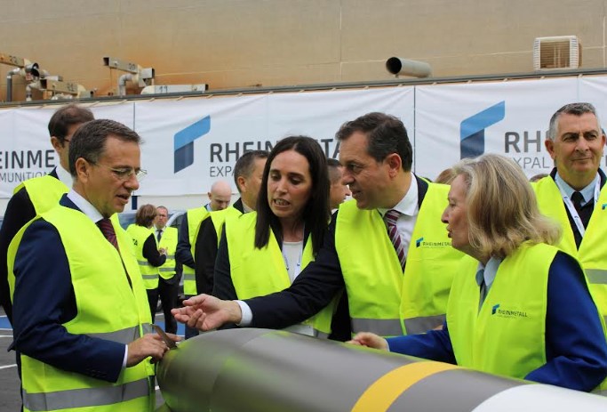 El alcalde Manuel Serrano y la concejala Lucrecia Rodríguez de Vera en la presentación de la nueva línea de Rheinmetall Expal Munitions