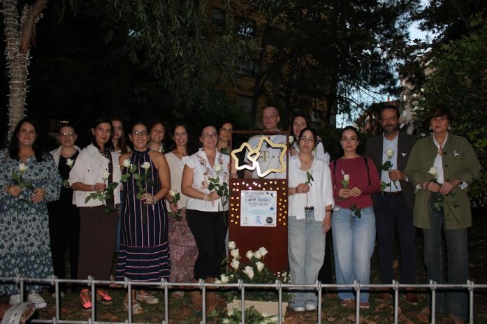 Gala de la Calzada y María Ángeles Tendero durante el acto en homenaje a los bebés fallecidos a las puertas del Ayuntamiento de Albacete meciendo estrellas....