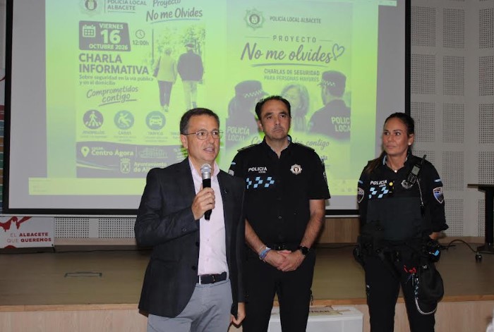 Manuel Serrano junto a los concejales Gala de la Calzada y Alberto Reina en el Centro Ágora durante la charla del programa 'No me olvides'.