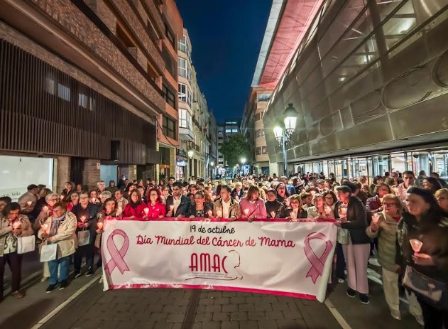 Las socias y voluntarias de AMAC encabezando la Marcha Rosa en la Plaza del Altozano de Albacete.