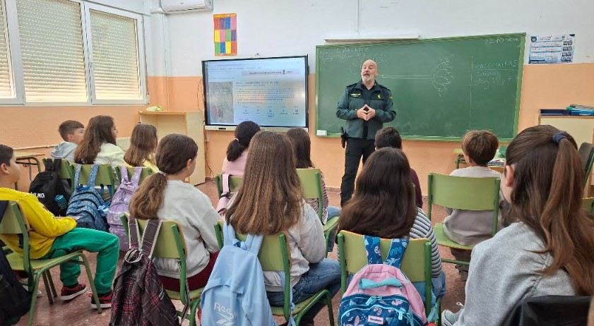 guardia civil en aulas