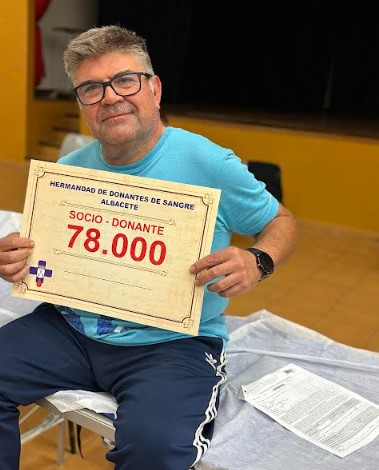 Ángel Jesús Alcalá Gómez durante su primera extracción de sangre en Valdeganga tras alcanzar el número 78.000 de la Hermandad de Albacete.