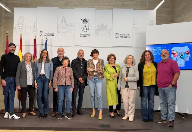 Elena Serrallé junto a representantes de las compañías teatrales y del Banco de Alimentos en la presentación del certamen.
