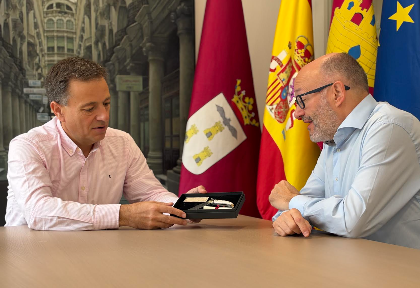 El alcalde Manuel Serrano entregando una navaja de Albacete a José Luis Rebordinos en la recepción oficial en el Ayuntamiento