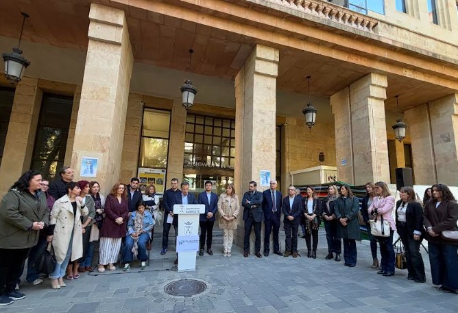 Integrantes de la Asociación ADACE leyendo el manifiesto por el Día del Daño Cerebral frente al Ayuntamiento de Albacete