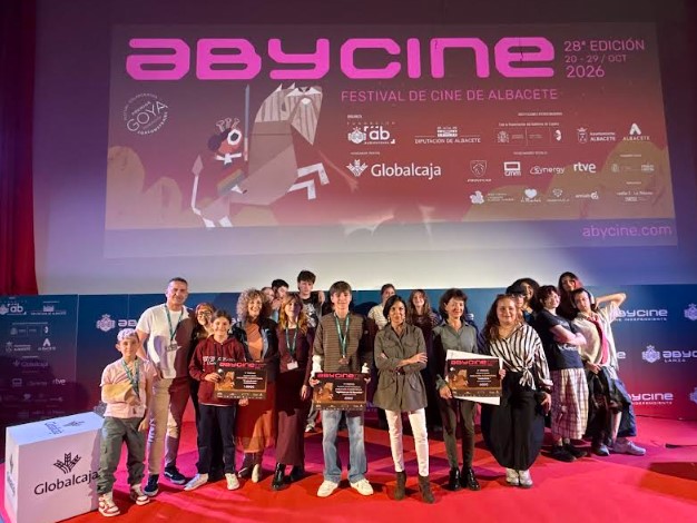 La concejala Gala de la Calzada junto a los jóvenes premiados del concurso de Creación Audiovisual en la Filmoteca de Albacete.......