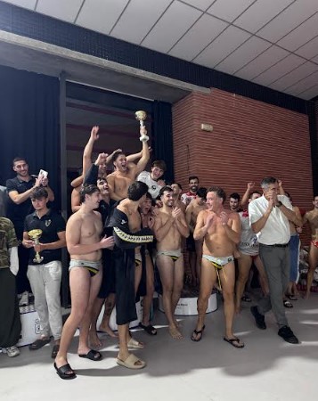Integrantes del equipo absoluto del Waterpolo Albacete celebrando la consecución de la Copa FNCLM 2026.