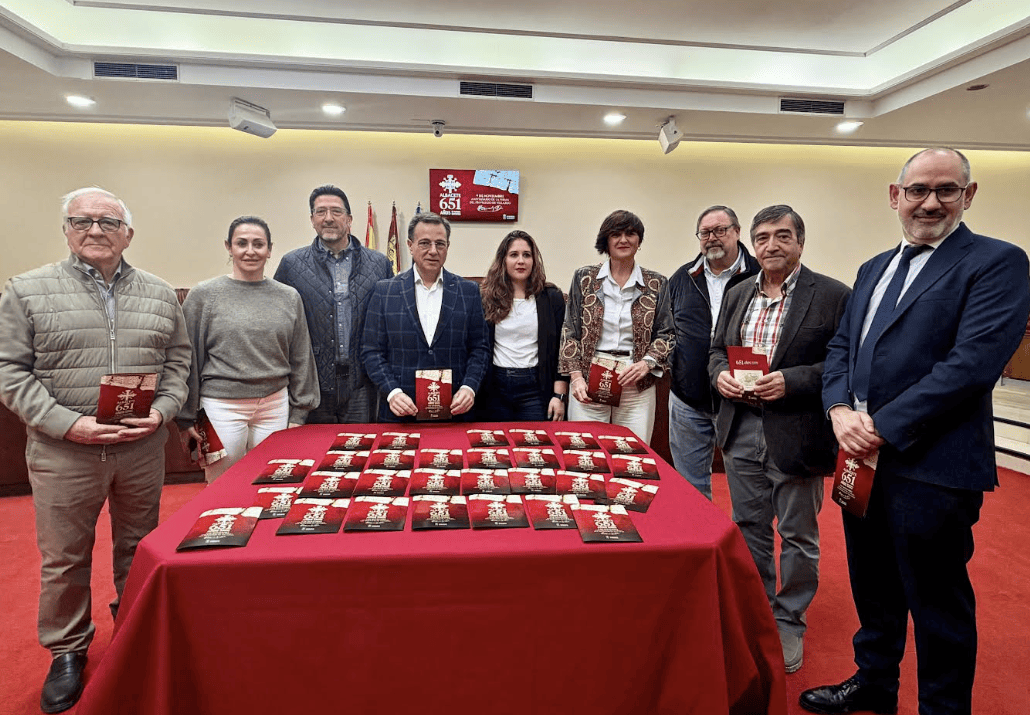 El alcalde Manuel Serrano junto a Almudena Blaya, Rosa González de la Aleja y Elena Serrallé en la presentación del Día de la Ciudad.