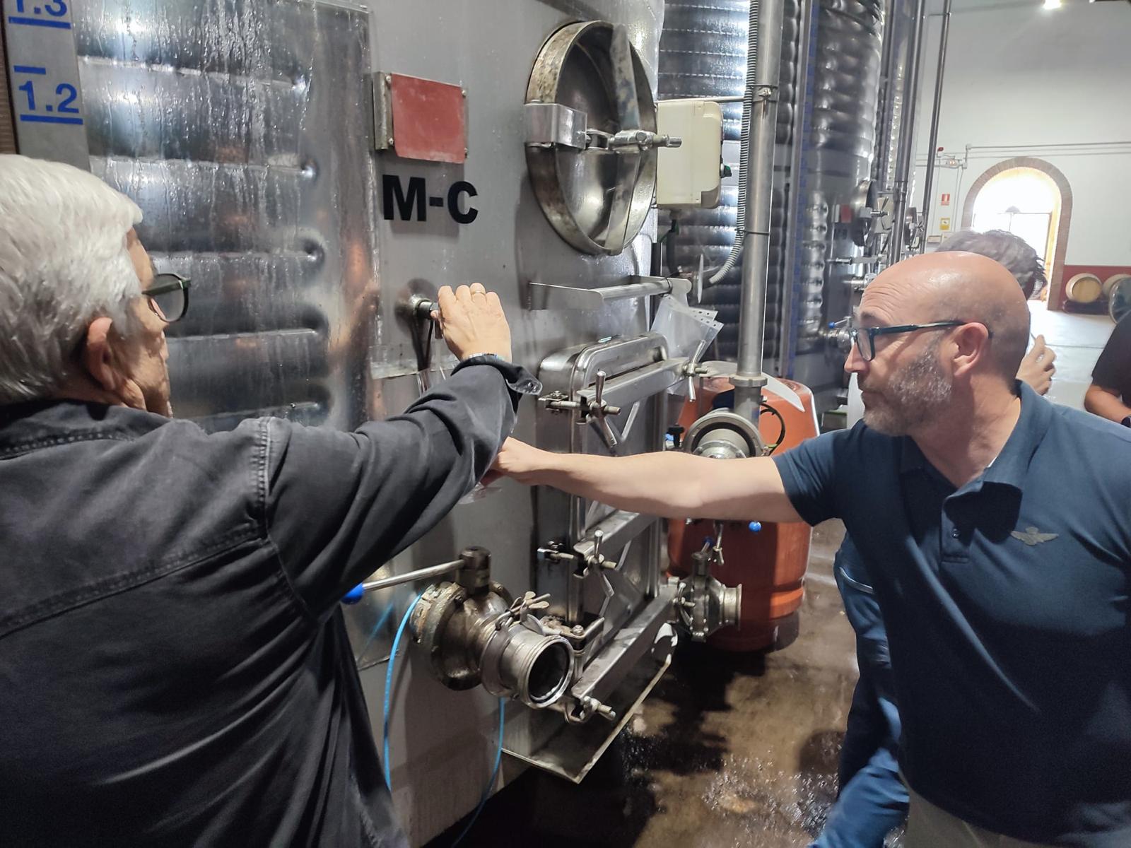 El delegado durante la visita a las bodegas