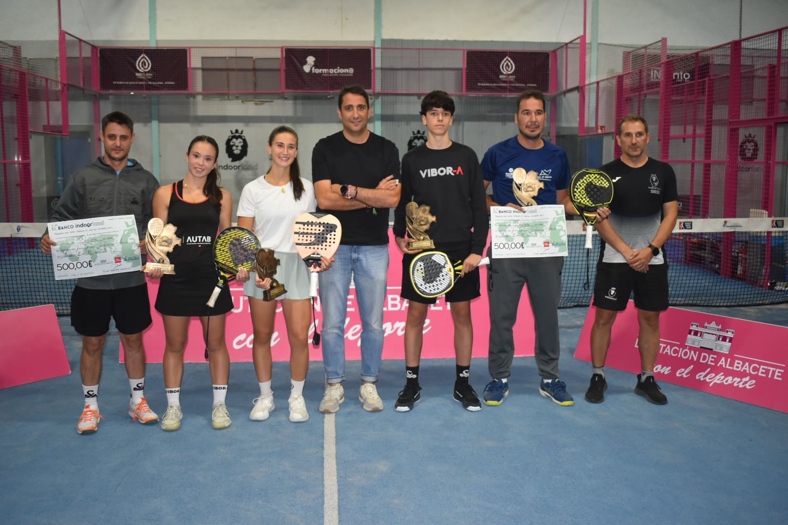 El diputado de Deportes posa junto a los ganadores y ganadoras abosolutos en las categorías masculina y femenina (1)