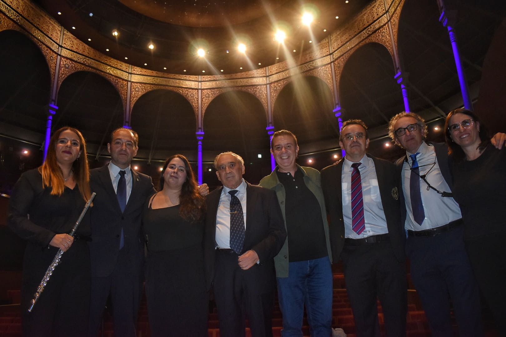 El presidene de la Diputación posa con Fermín Navarrete y otros músicos de la Agrupación Musical tras finalilzar el concierto