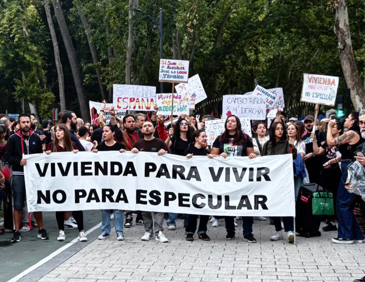 Manifestantes recorren el centro de Albacete en la marcha por el derecho a la vivienda y la creación del Sindicato de Inquilinas..