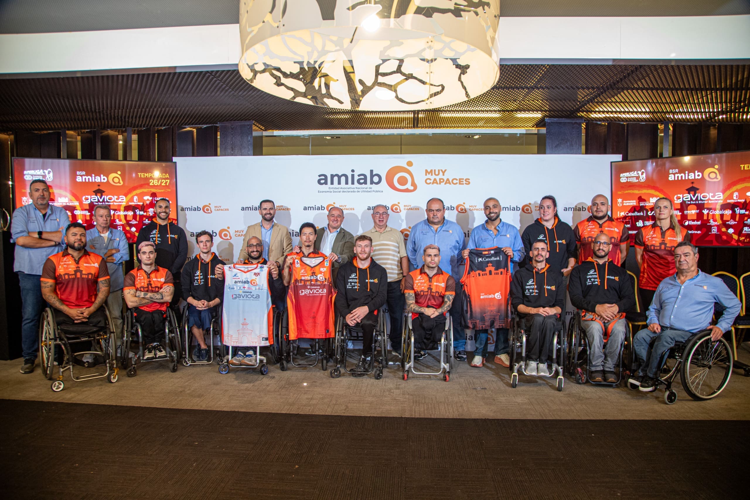 Emilio Sáez, Gaz Choudhry y los nuevos fichajes posan con la nueva equipación del BSR amiab Albacete