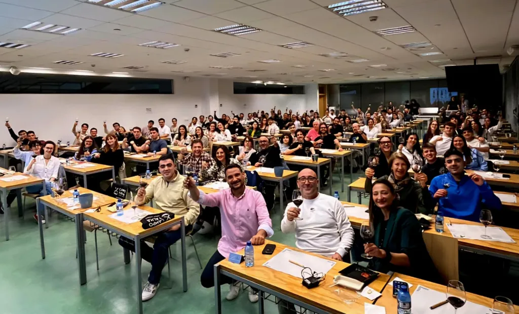 FOTO DE FAMILIA DE LA CATA CELEBRADA EN LA UNIVERSIDAD.jpeg