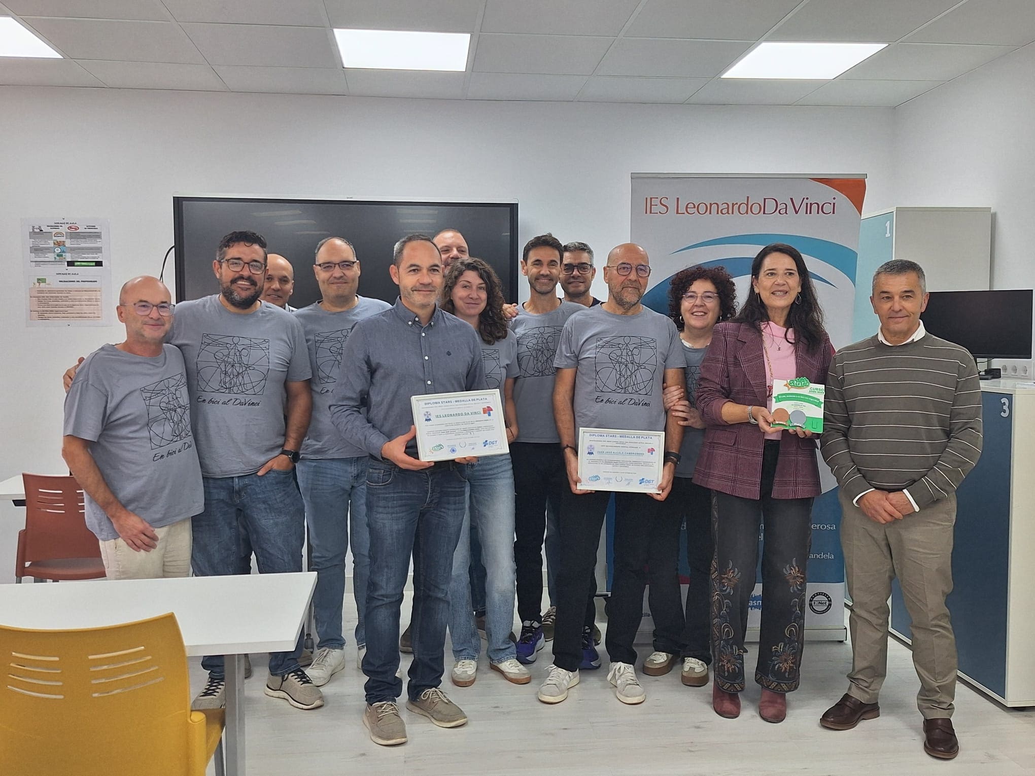 Miguel Juan Espinosa y Cruz Hernando entregando el galardón al director y equipo docente del IES Leonardo Da Vinci de Albacete