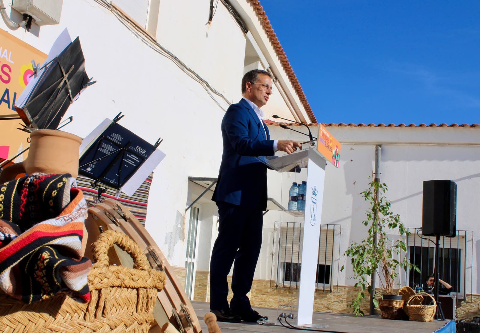 El alcalde Manuel Serrano durante su intervención en el acto institucional celebrado en la pedanía de Santa Ana.