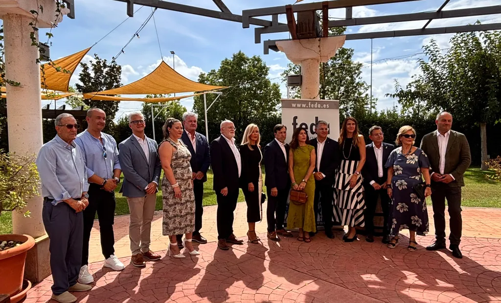 Foto de familia encuentro empresarial Hellín.jpeg