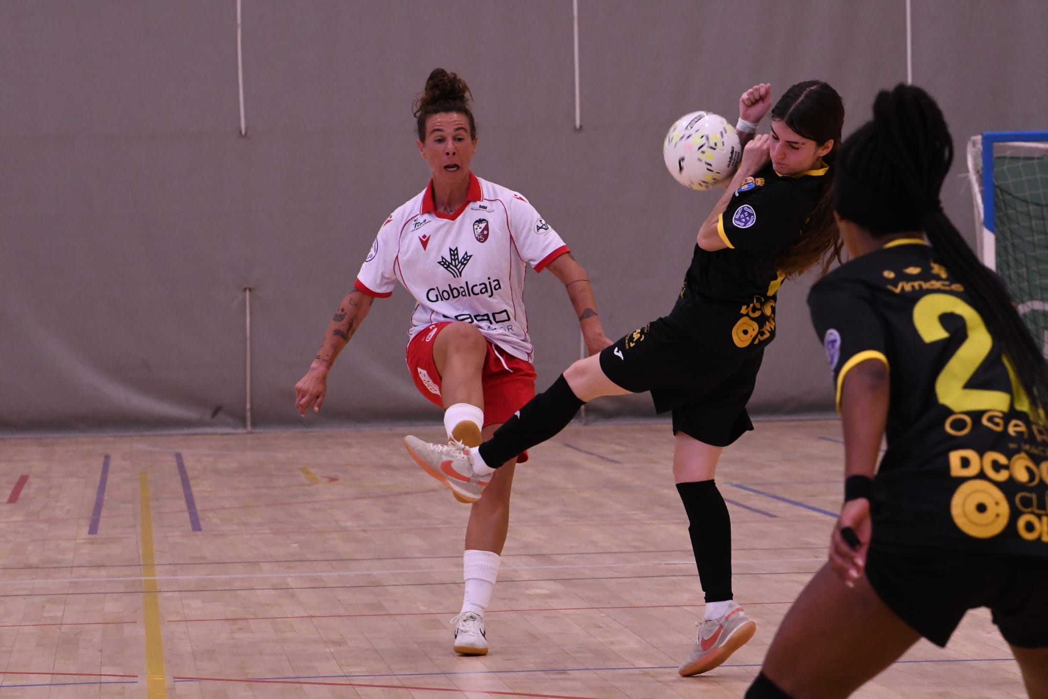 Jugadoras del Globalcaja Albacete FS disputando el encuentro frente al Martos FS en el Pabellón Universitario.