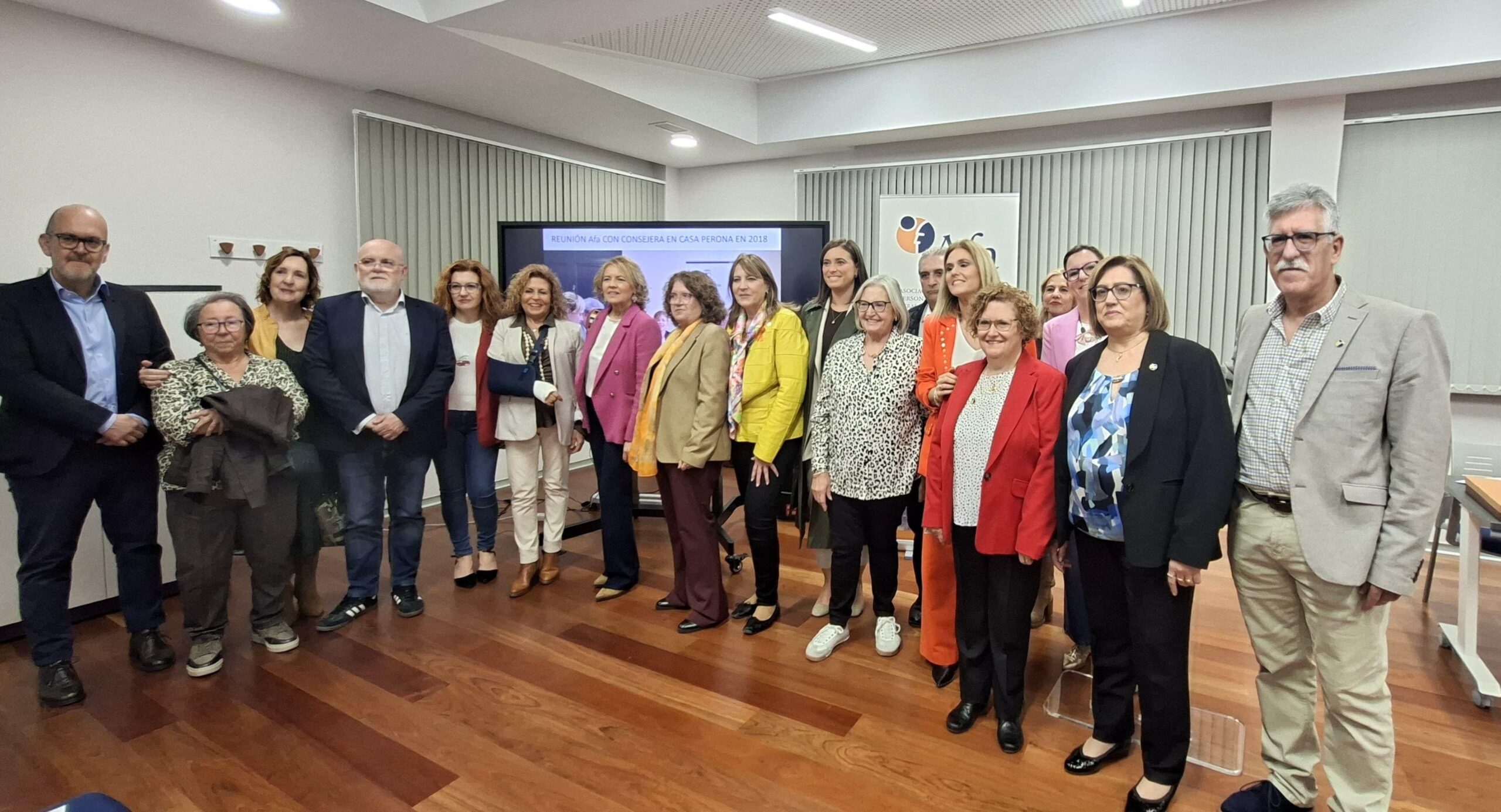 La concejala Llanos Navarro junto a la galardonada Aurelia Sánchez y miembros de AFA Albacete en el Centro de Referencia de Alzheimer.