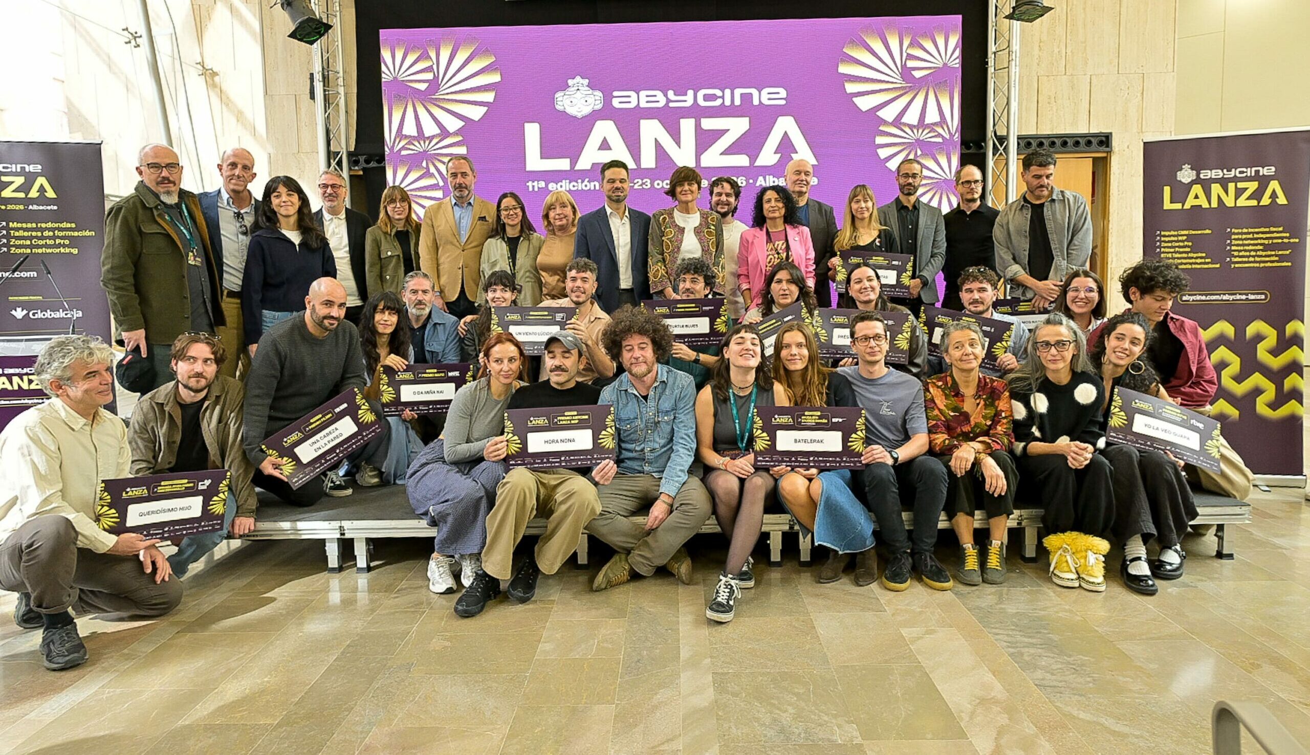 Foto de familia de los premiados y representantes institucionales sobre el escenario del Teatro Circo de Albacete tras la gala de Abycine Lanza.