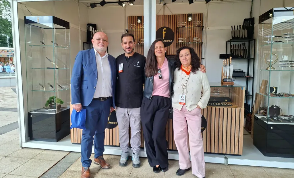 pedro antonio ruiz santos en farcama Junto a Ana Úbeda y a Manuel Fernández.jpeg