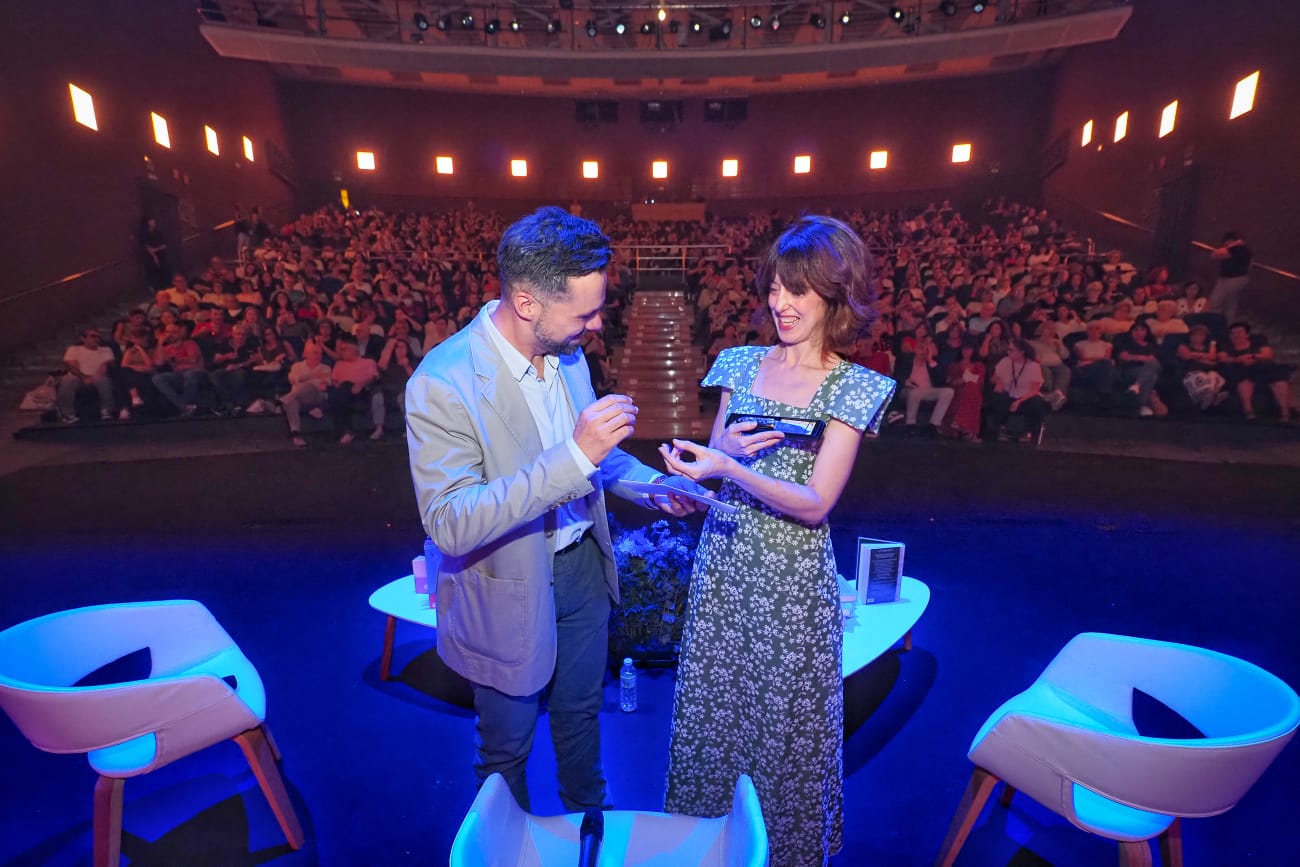 Miguel Zamora con Irene Vallejo II