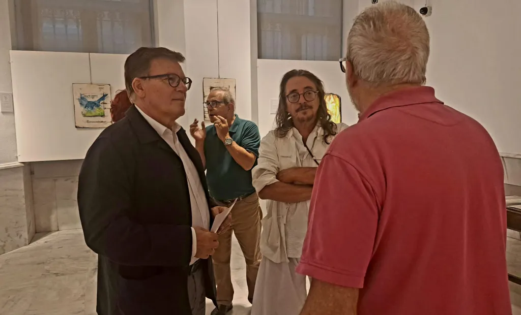 El delegado Diego Pérez junto al artista Javier Caballero en la exposición 'El ser' en Albacete