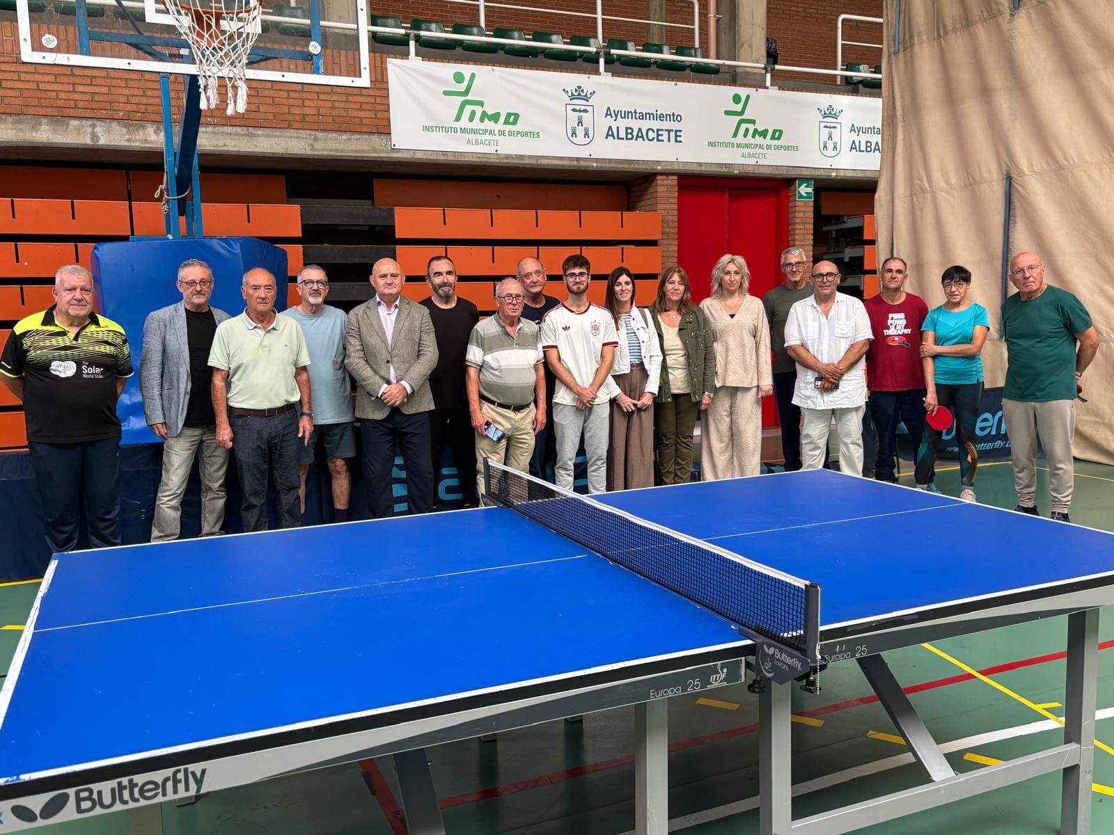 Los concejales Llanos Navarro y Francisco Villaescusa junto a miembros de ENPA y el Club de Tenis de Mesa en el Pabellón de la Feria.