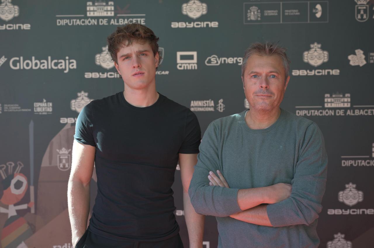 Tirso Calero y Nuno Gallego durante la rueda de prensa de presentación de 'Tarántula' en la Sala Globalcaja del Cine Capitol.