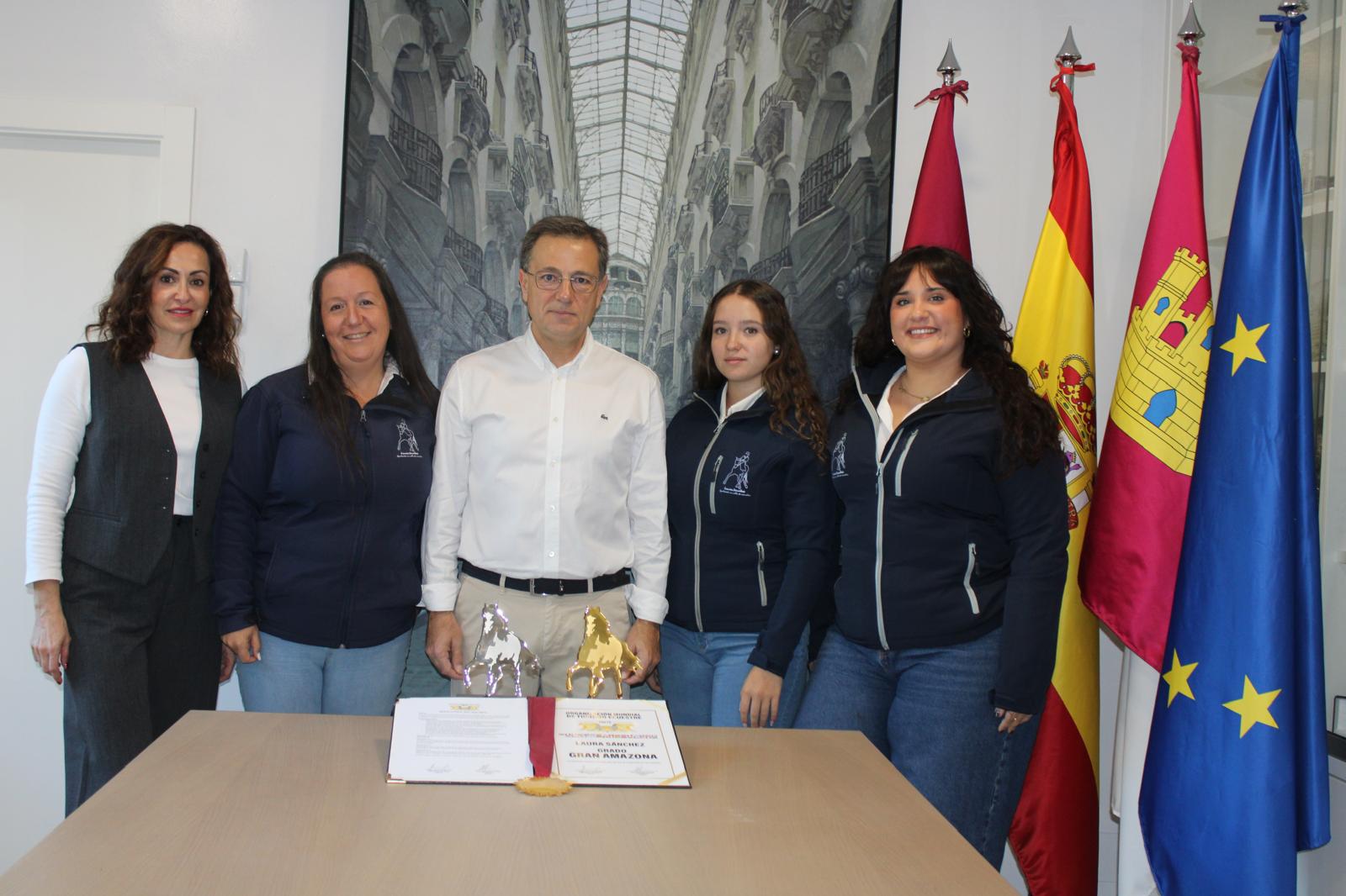 El alcalde Manuel Serrano y Rosa González de la Aleja junto a la amazona Laura Sánchez en el Ayuntamiento de Albacete