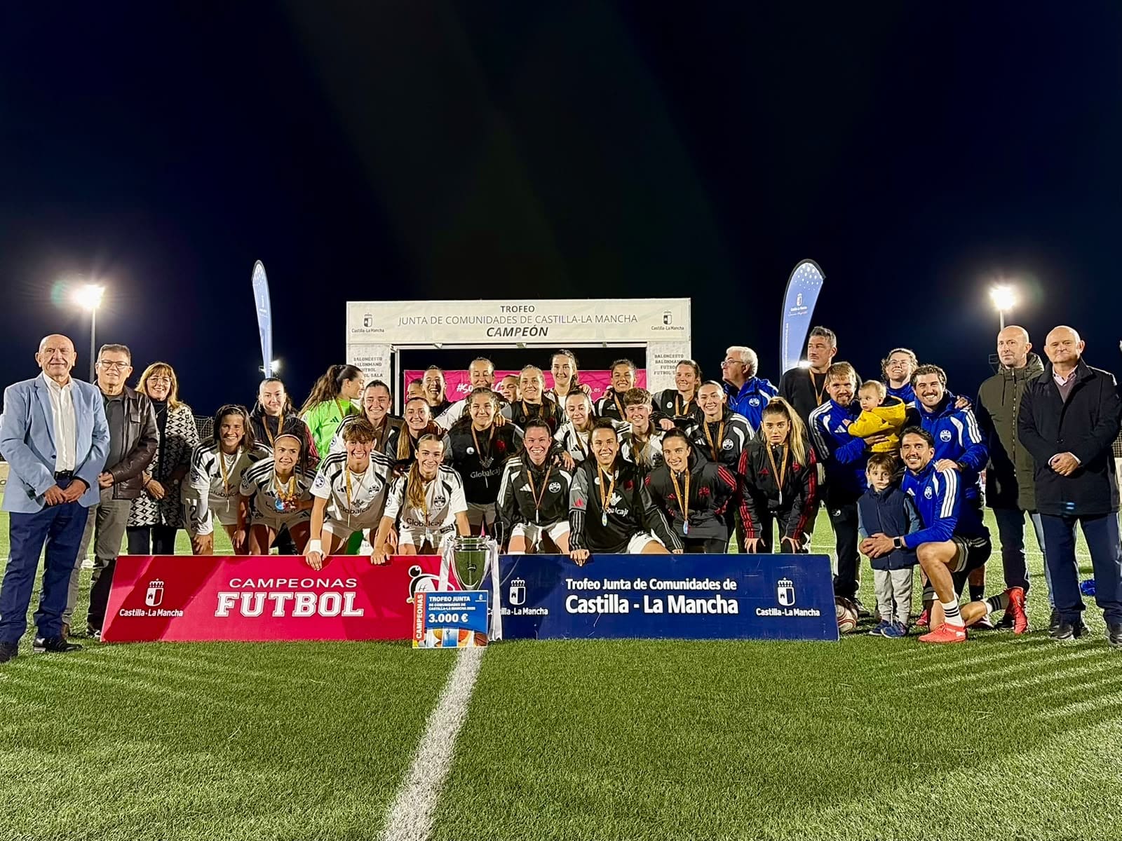 Francisco Villaescusa entregando el trofeo al CD Alba Fútbol Femenino en la Ciudad Deportiva Andrés Iniesta.
