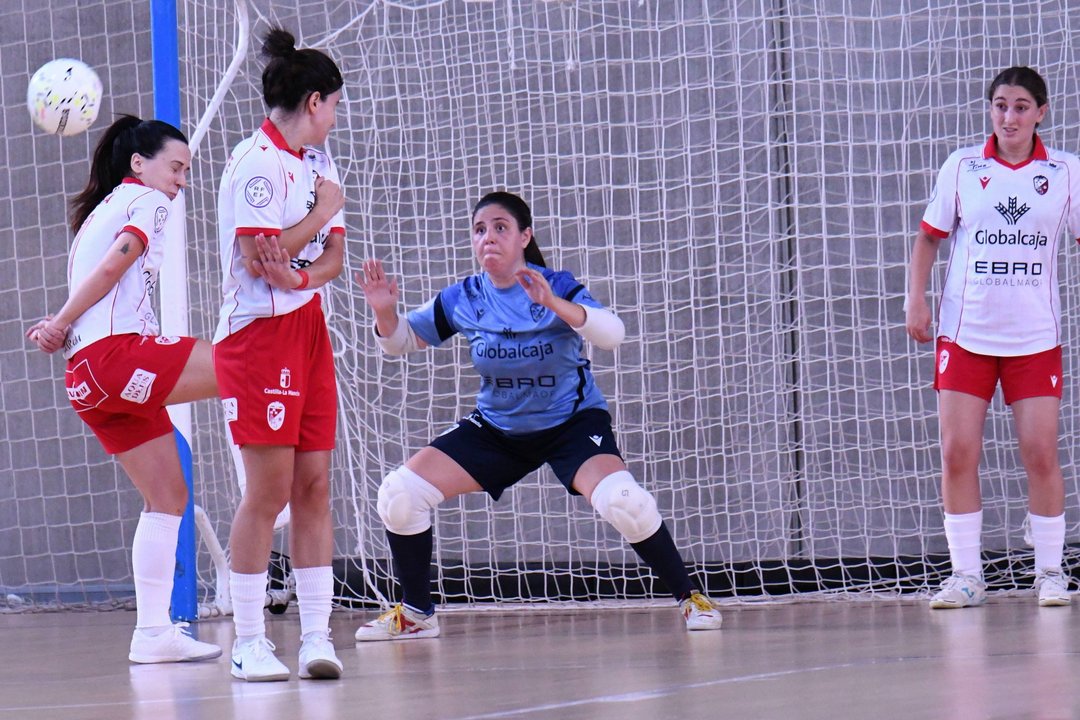 Jugadoras del Globalcaja Albacete FS disputando un encuentro en el Pabellón Universitario.