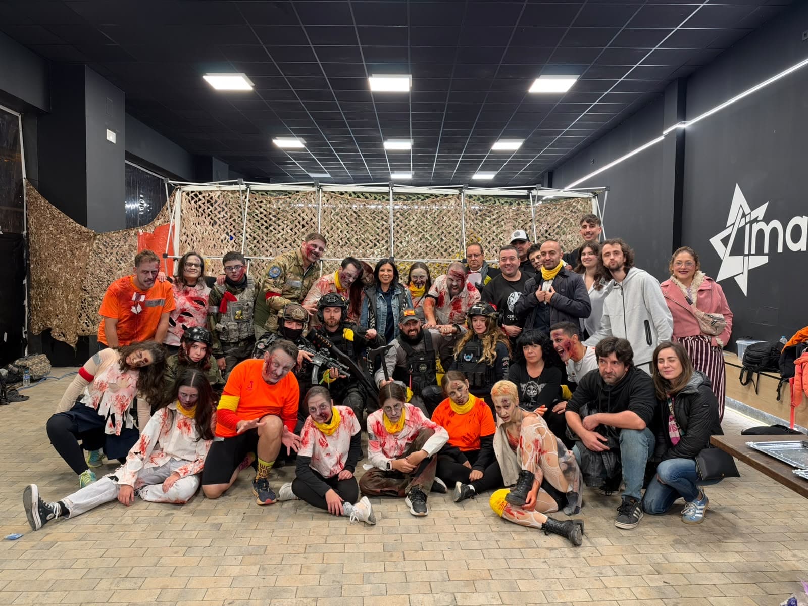 Gala de la Calzada y Carlos Calero junto a los organizadores durante el evento Escape Room Zombie en el Centro Comercial Imaginalia.....