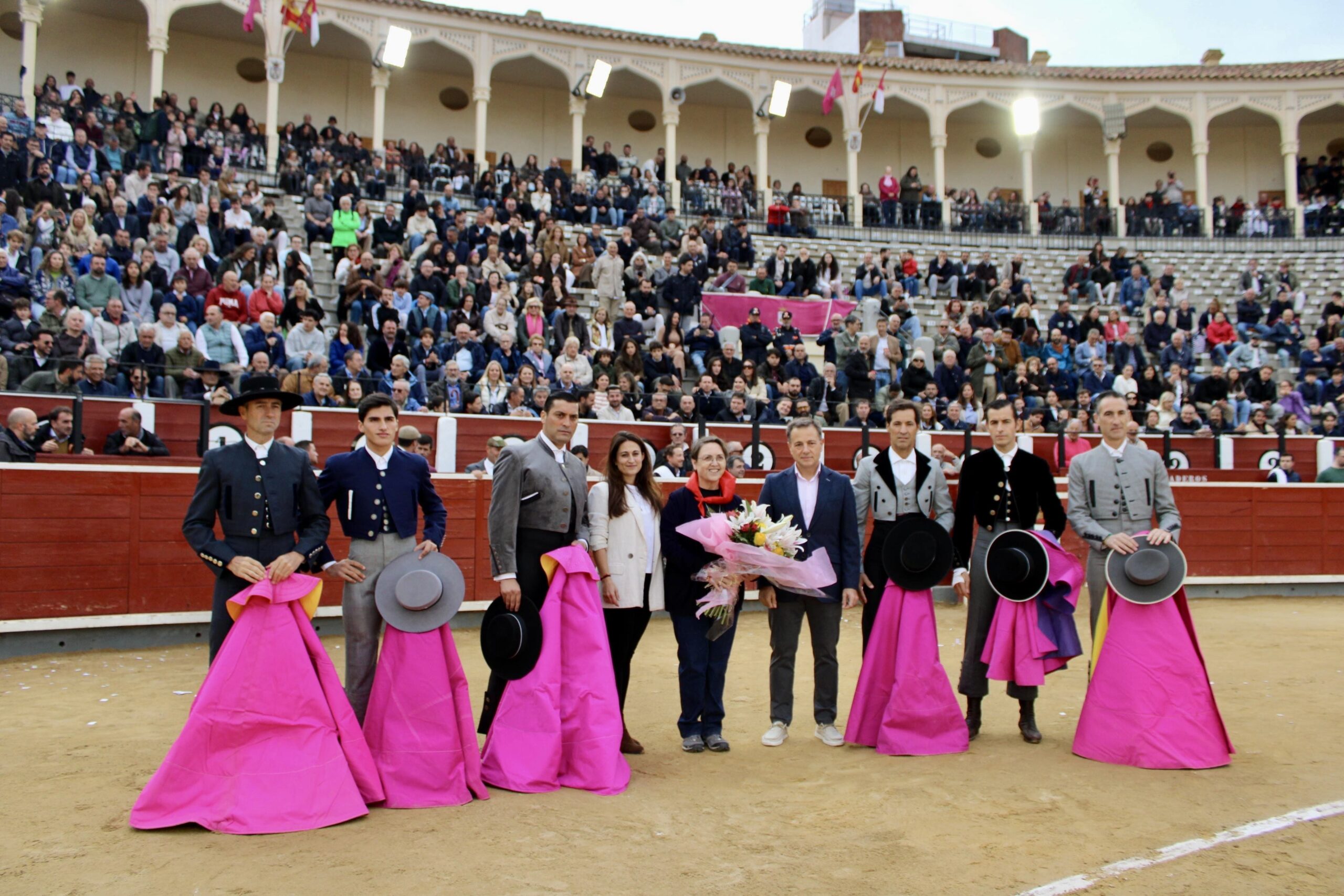 Los seis diestros participantes haciendo el paseíllo durante la 36.ª edición del Festival del Cotolengo en Albacete.