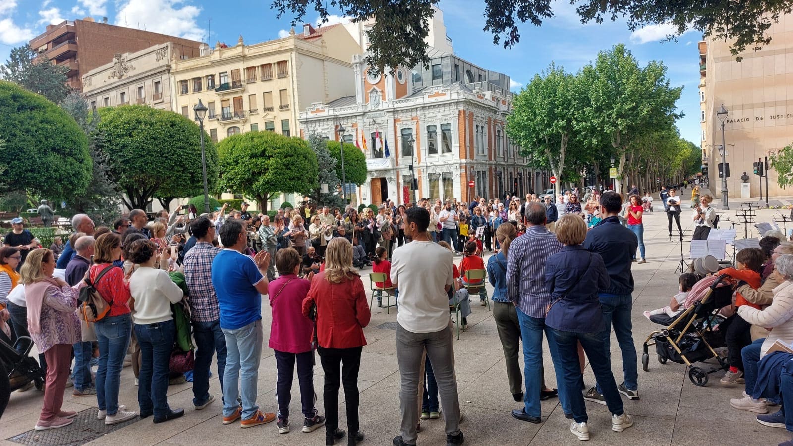 actuación musical en el altozano albacete