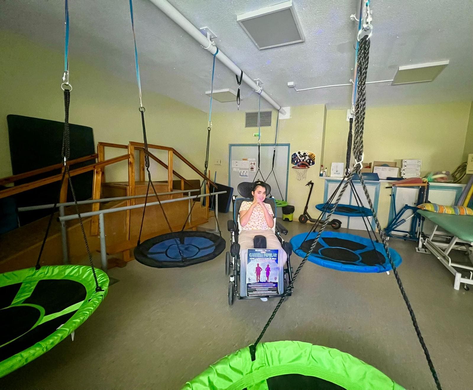 Instalación de columpios adaptados e inclusivos en el patio del CEE Virgen de los Remedios de ASPRONA en La Roda